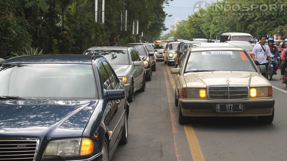 Ratusan mobil Mercedes-Benz dari peserta MBCI IX yang tak masuk ke rumah dinas Wali Kota Solo, FX. Hadi Rudytamo, terpaksa diparkirkan di depan rumah dinas.